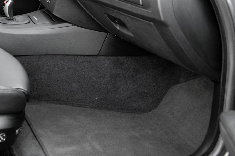 Детали интерьера BMW M3 Coupe (E93) 2011 года  (NA) (фото 67 из 80)